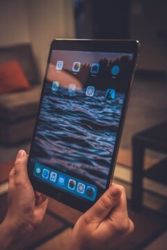 Tablet digital screen device